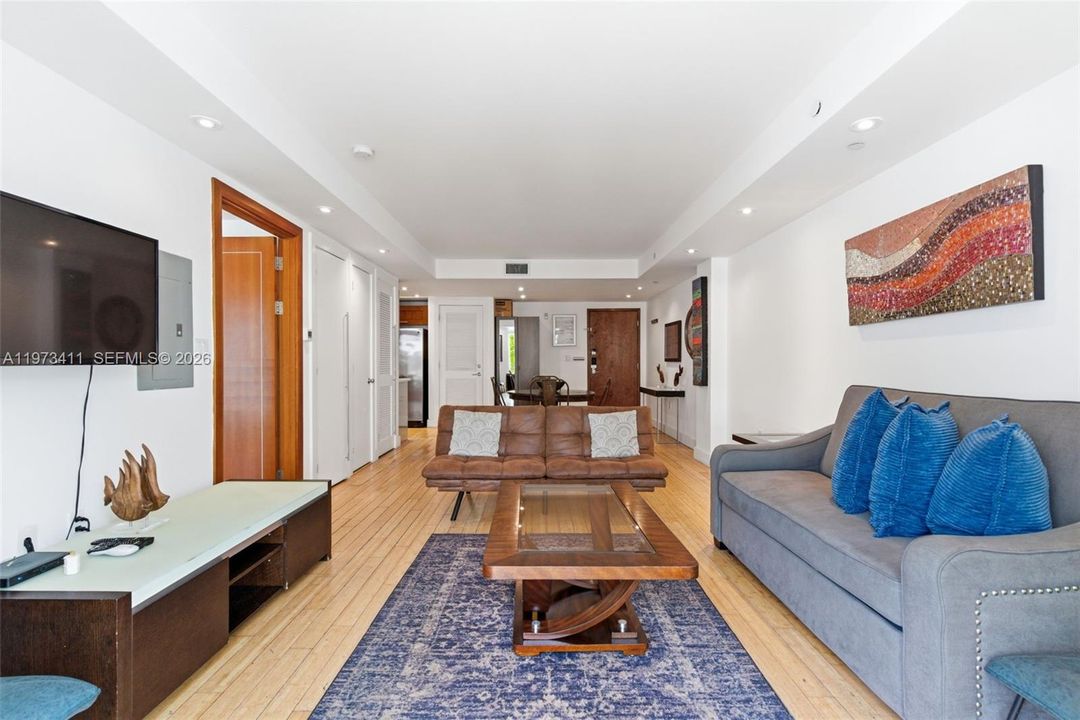 For Sale: $985,000 (1 beds, 1 baths, 830 Square Feet)