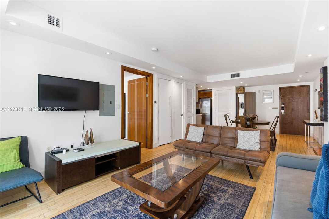 For Sale: $985,000 (1 beds, 1 baths, 830 Square Feet)