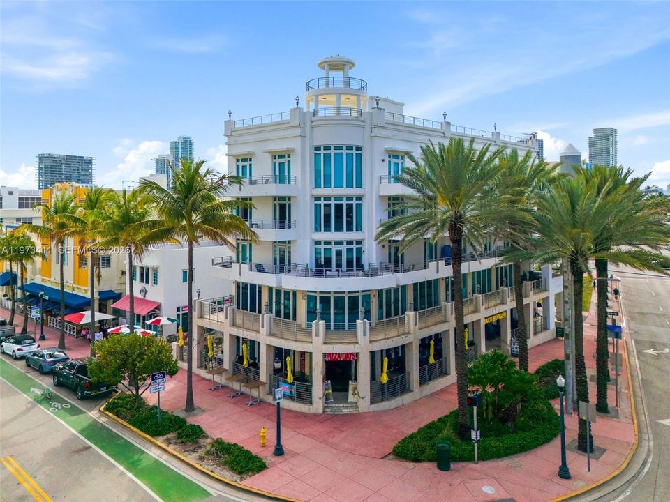 For Sale: $985,000 (1 beds, 1 baths, 830 Square Feet)