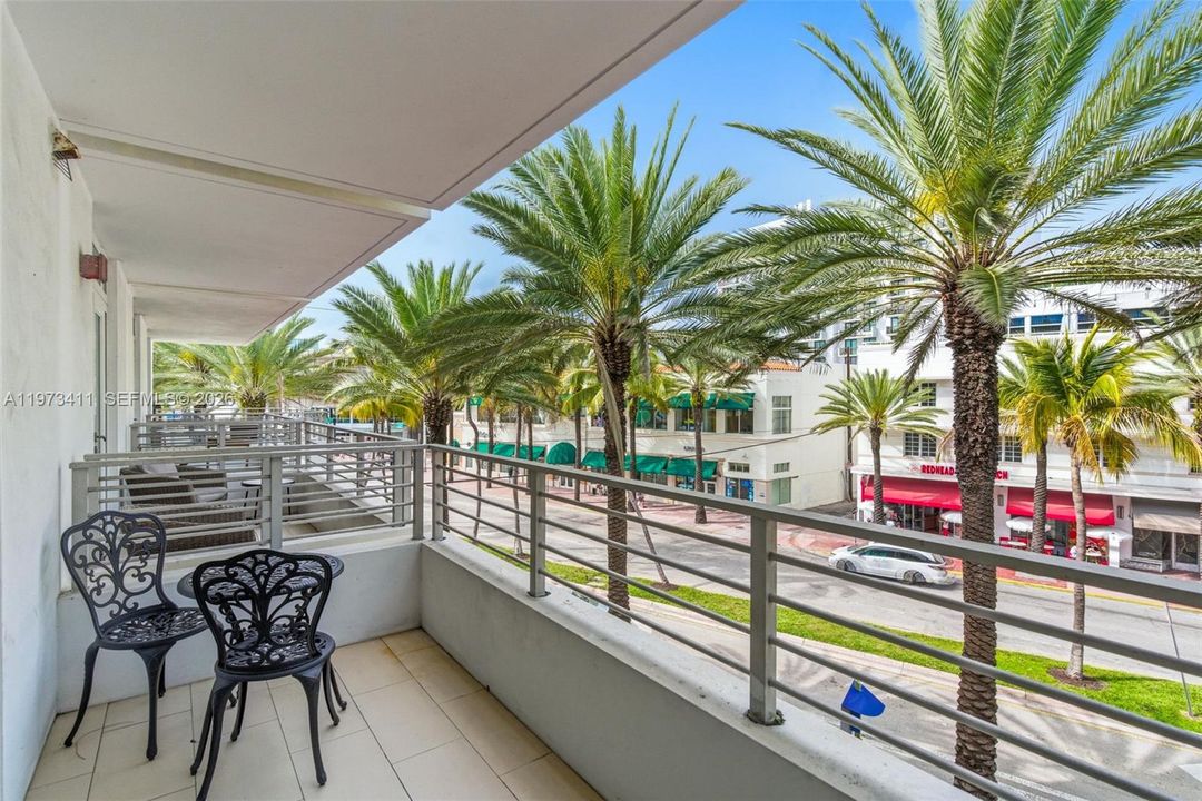 For Sale: $985,000 (1 beds, 1 baths, 830 Square Feet)
