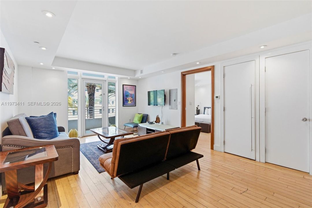 For Sale: $985,000 (1 beds, 1 baths, 830 Square Feet)