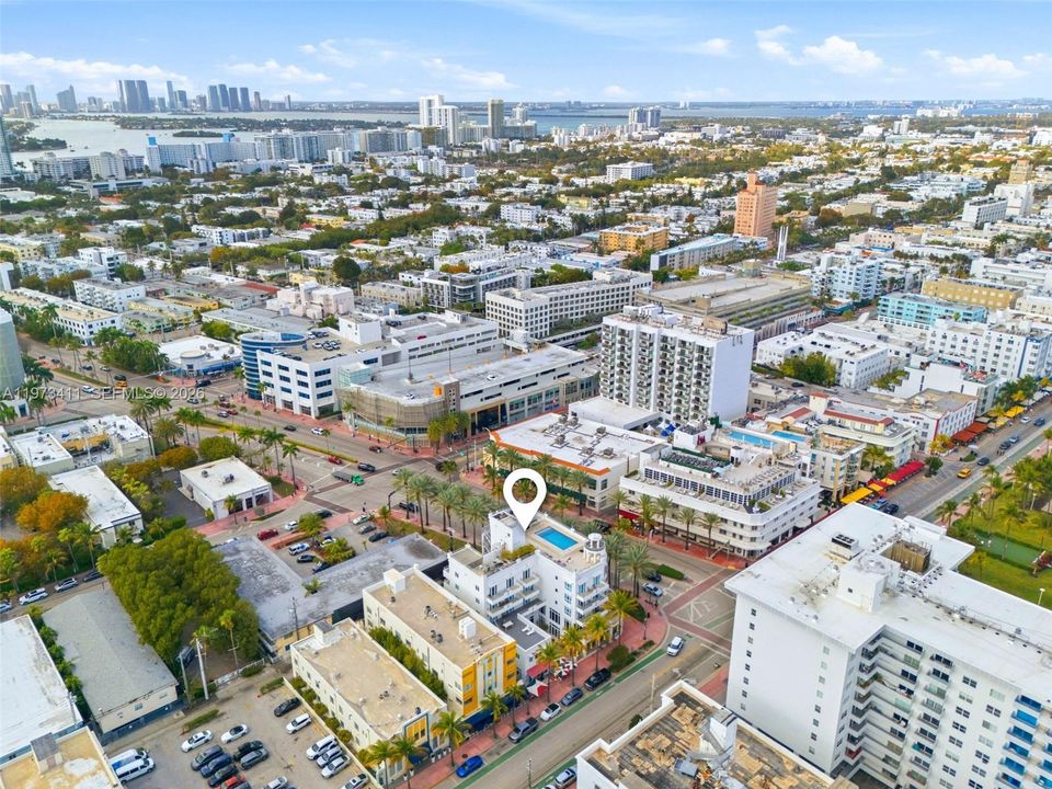 For Sale: $985,000 (1 beds, 1 baths, 830 Square Feet)