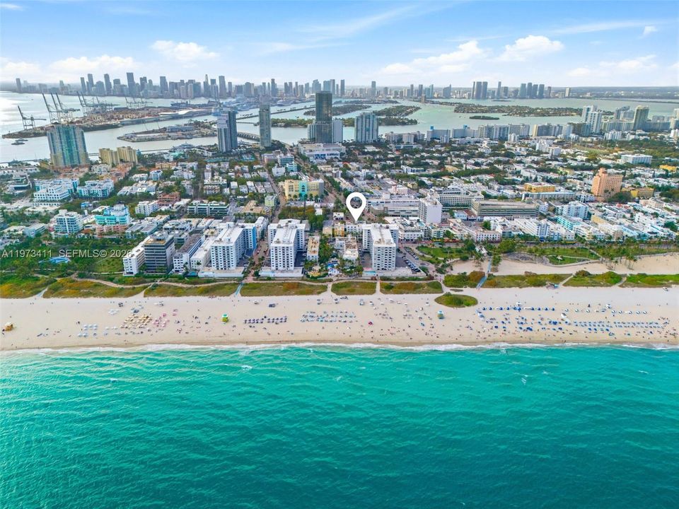 For Sale: $985,000 (1 beds, 1 baths, 830 Square Feet)