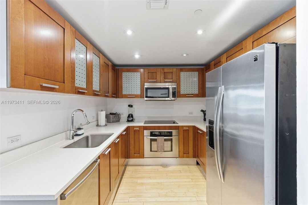 For Sale: $985,000 (1 beds, 1 baths, 830 Square Feet)