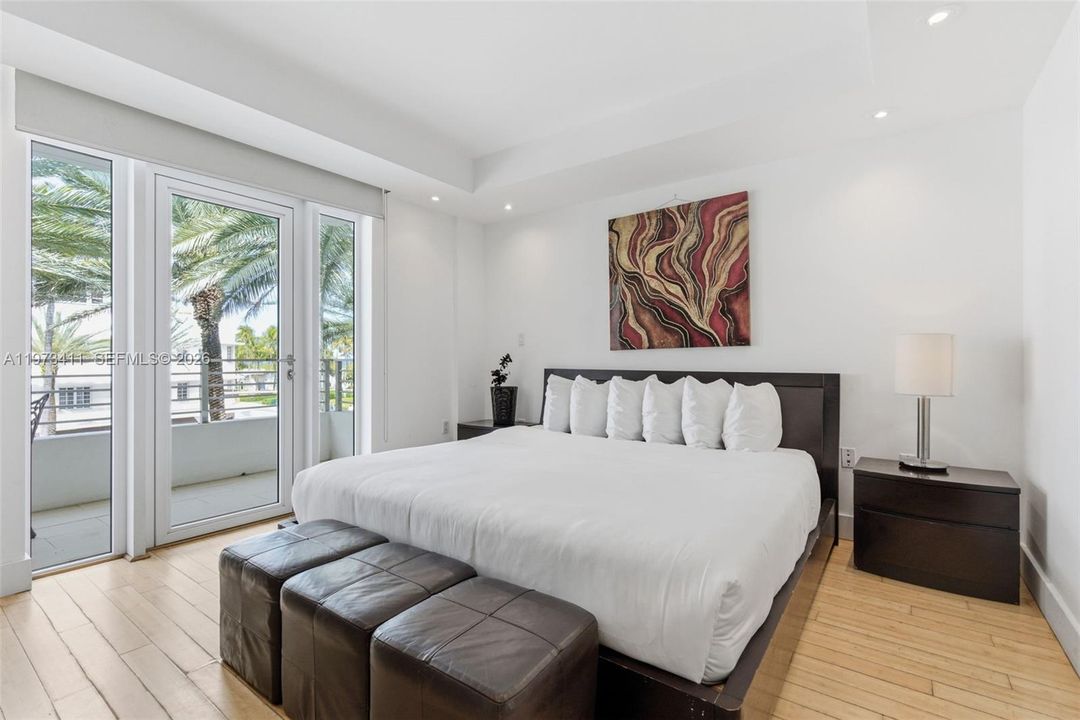 For Sale: $985,000 (1 beds, 1 baths, 830 Square Feet)