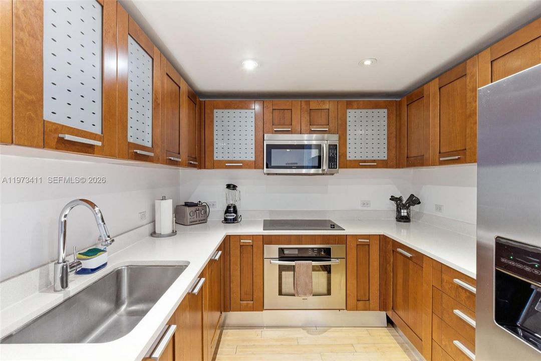For Sale: $985,000 (1 beds, 1 baths, 830 Square Feet)