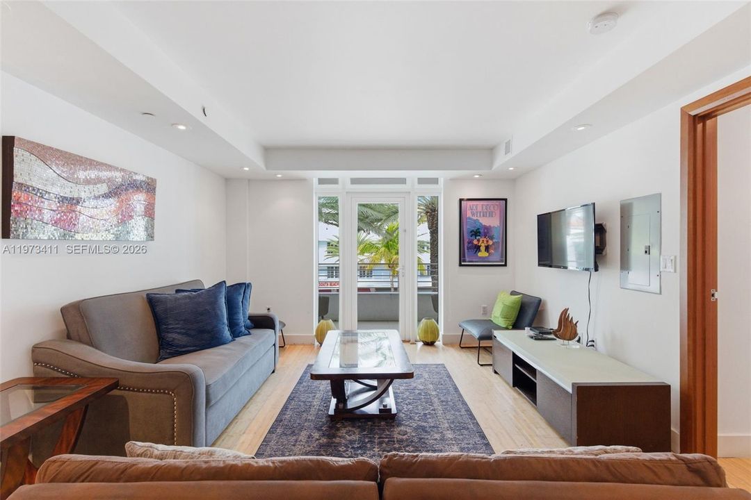 For Sale: $985,000 (1 beds, 1 baths, 830 Square Feet)