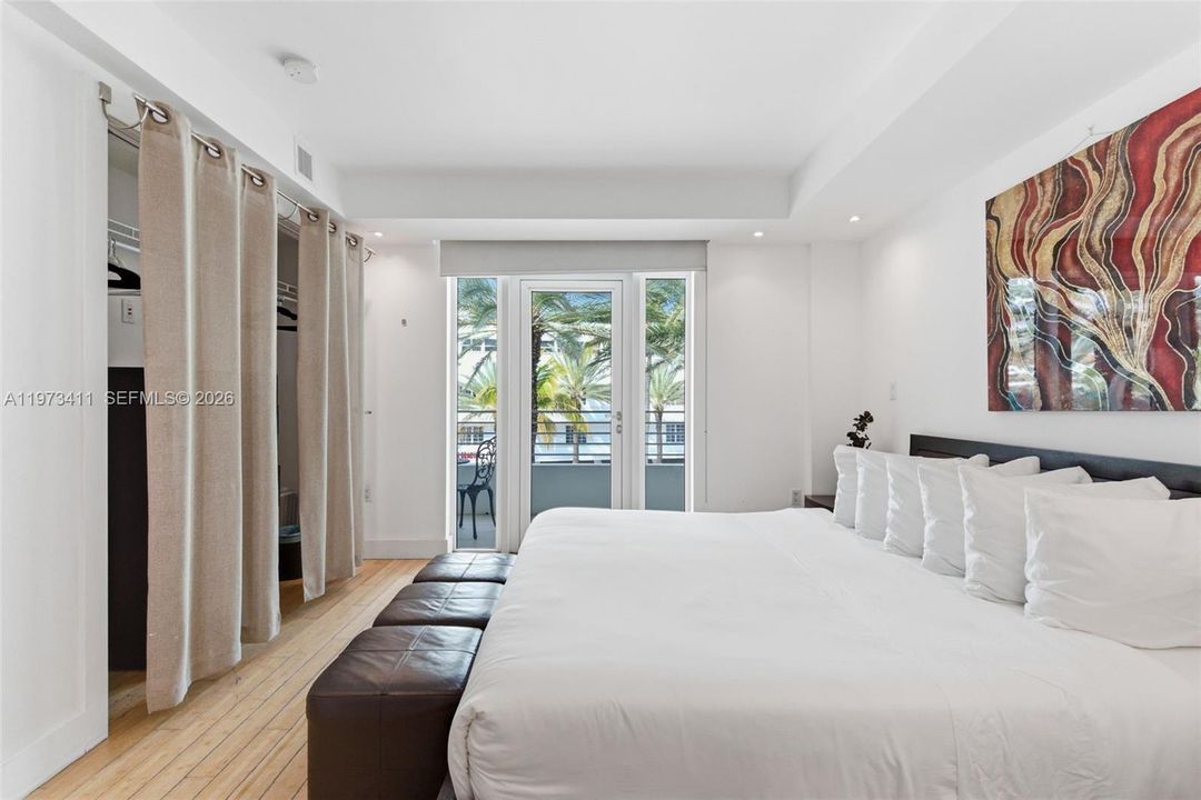 For Sale: $985,000 (1 beds, 1 baths, 830 Square Feet)