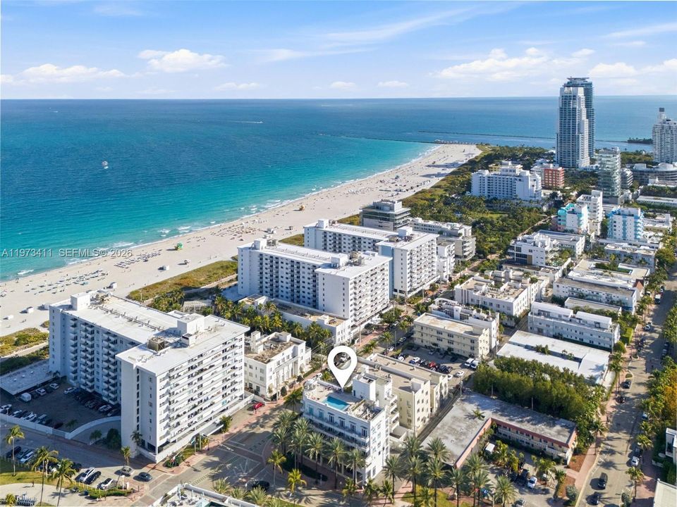 For Sale: $985,000 (1 beds, 1 baths, 830 Square Feet)