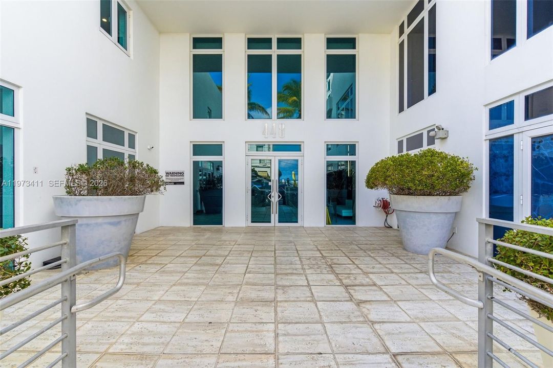 For Sale: $985,000 (1 beds, 1 baths, 830 Square Feet)