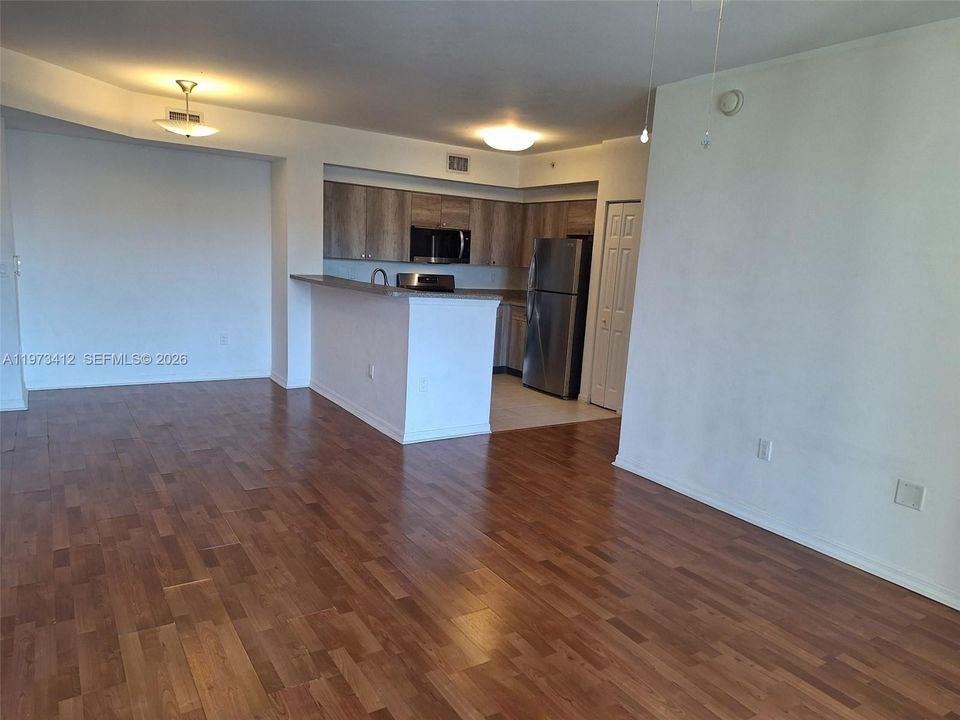 En Venta: $285,000 (2 camas, 2 baños, 977 Pies cuadrados)