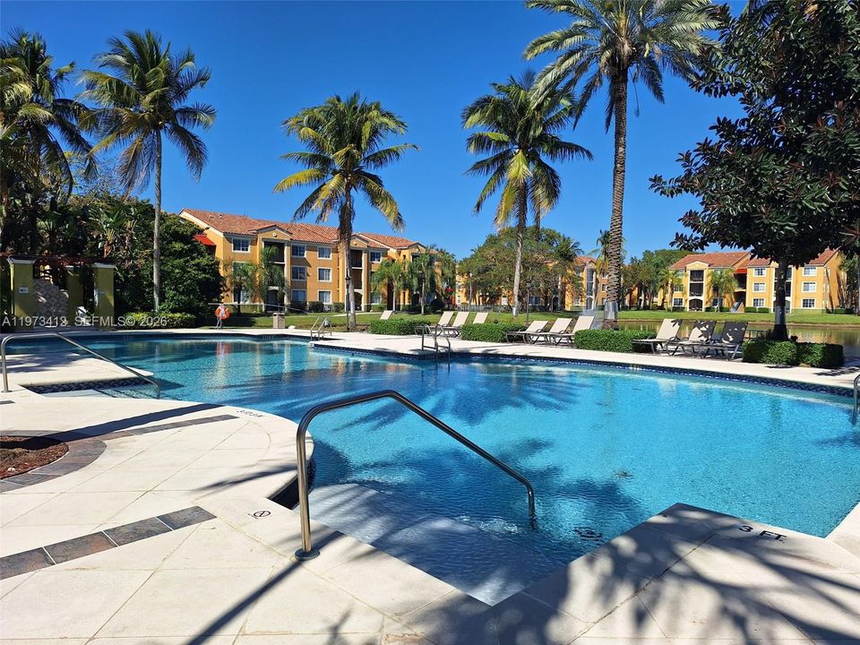 En Venta: $285,000 (2 camas, 2 baños, 977 Pies cuadrados)