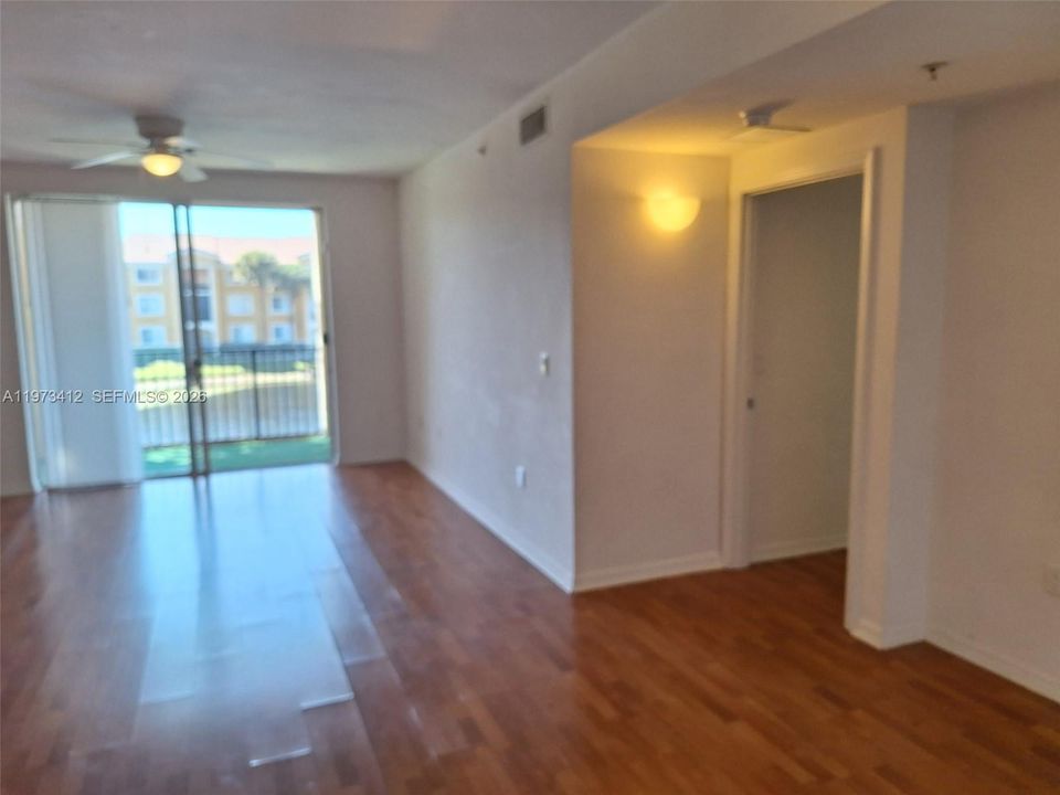 En Venta: $285,000 (2 camas, 2 baños, 977 Pies cuadrados)