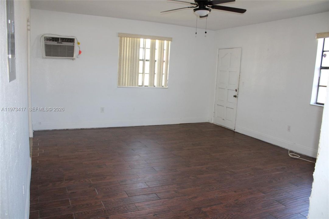 Activo con contrato: $426,900 (4 camas, 1 baños, 1487 Pies cuadrados)