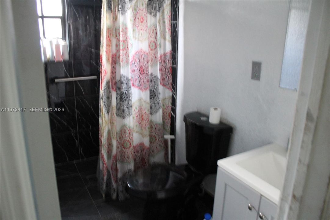 Activo con contrato: $426,900 (4 camas, 1 baños, 1487 Pies cuadrados)