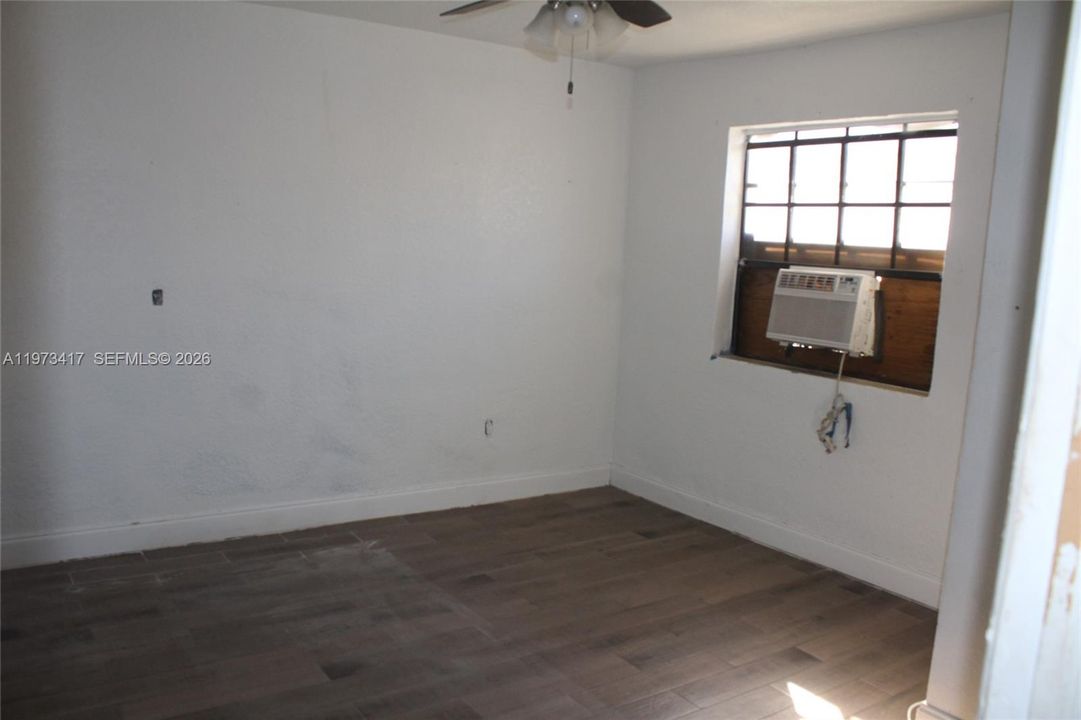 Activo con contrato: $426,900 (4 camas, 1 baños, 1487 Pies cuadrados)
