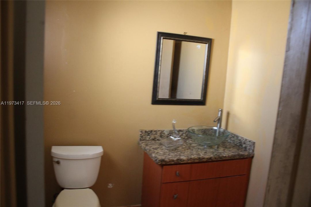Activo con contrato: $426,900 (4 camas, 1 baños, 1487 Pies cuadrados)