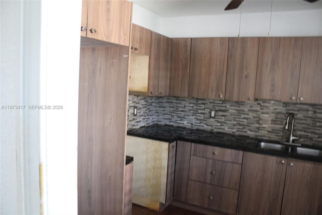 Activo con contrato: $426,900 (4 camas, 1 baños, 1487 Pies cuadrados)