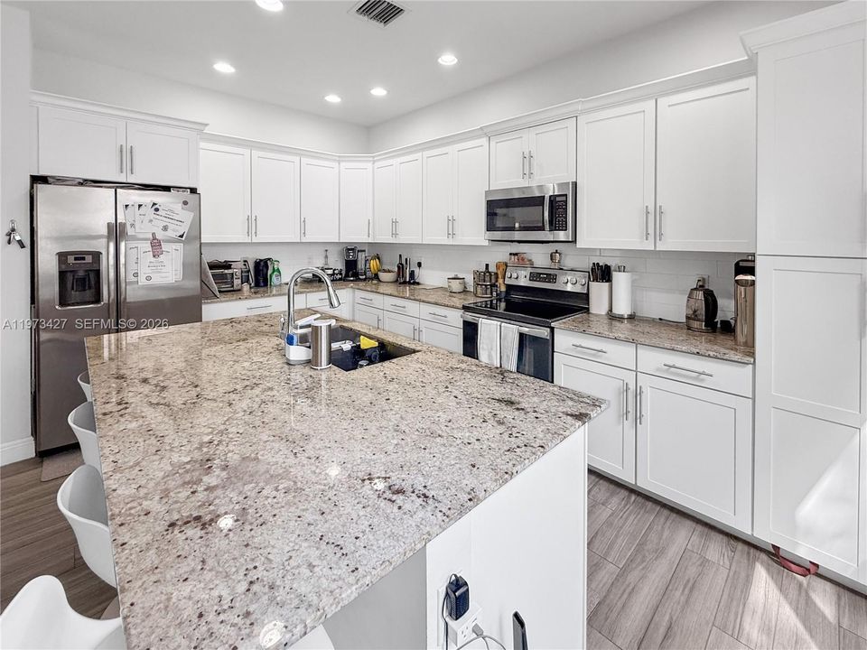 Activo con contrato: $589,500 (3 camas, 2 baños, 1749 Pies cuadrados)