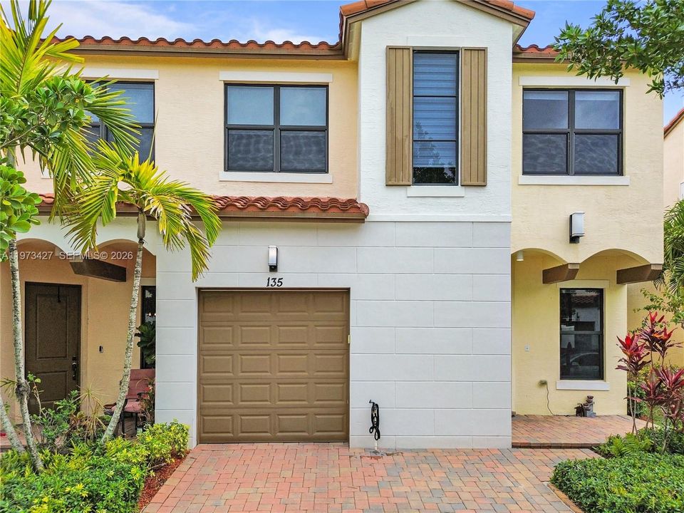 Activo con contrato: $589,500 (3 camas, 2 baños, 1749 Pies cuadrados)