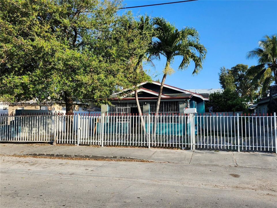 For Sale: $1,095,000 (2 beds, 1 baths, 672 Square Feet)