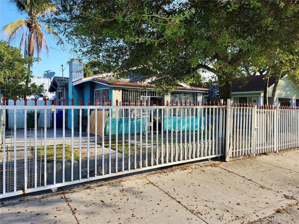 For Sale: $1,095,000 (2 beds, 1 baths, 672 Square Feet)