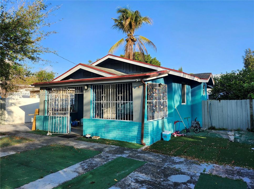For Sale: $1,095,000 (2 beds, 1 baths, 672 Square Feet)