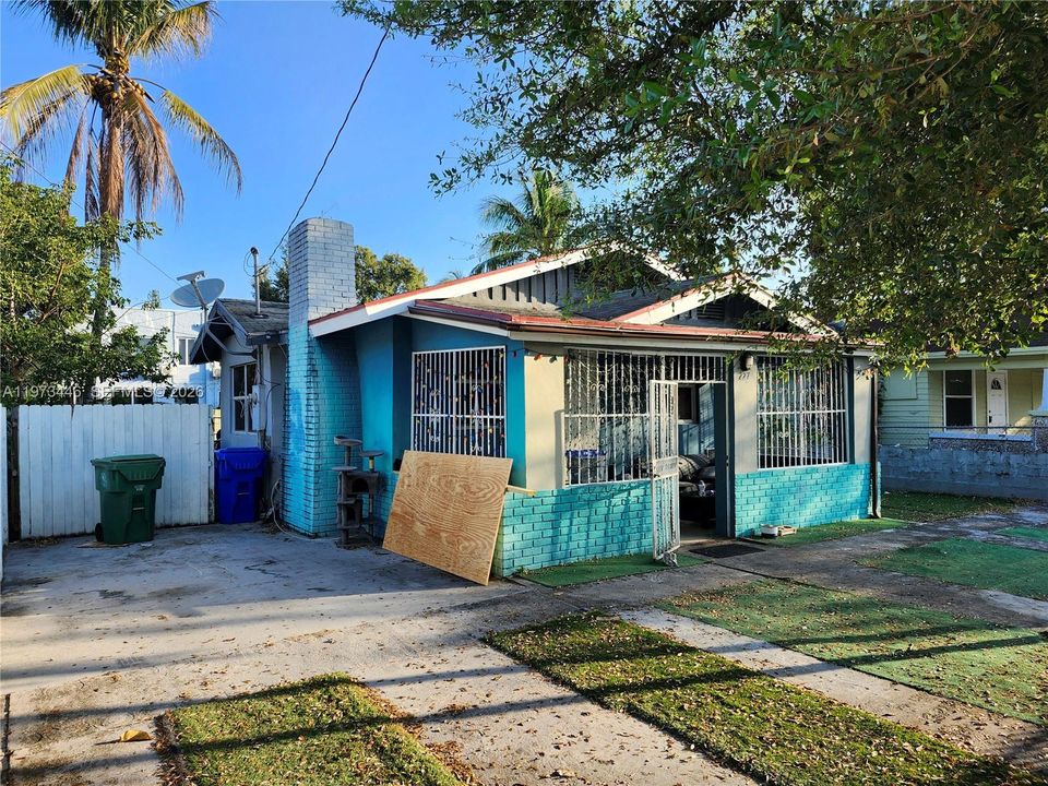 For Sale: $1,095,000 (2 beds, 1 baths, 672 Square Feet)