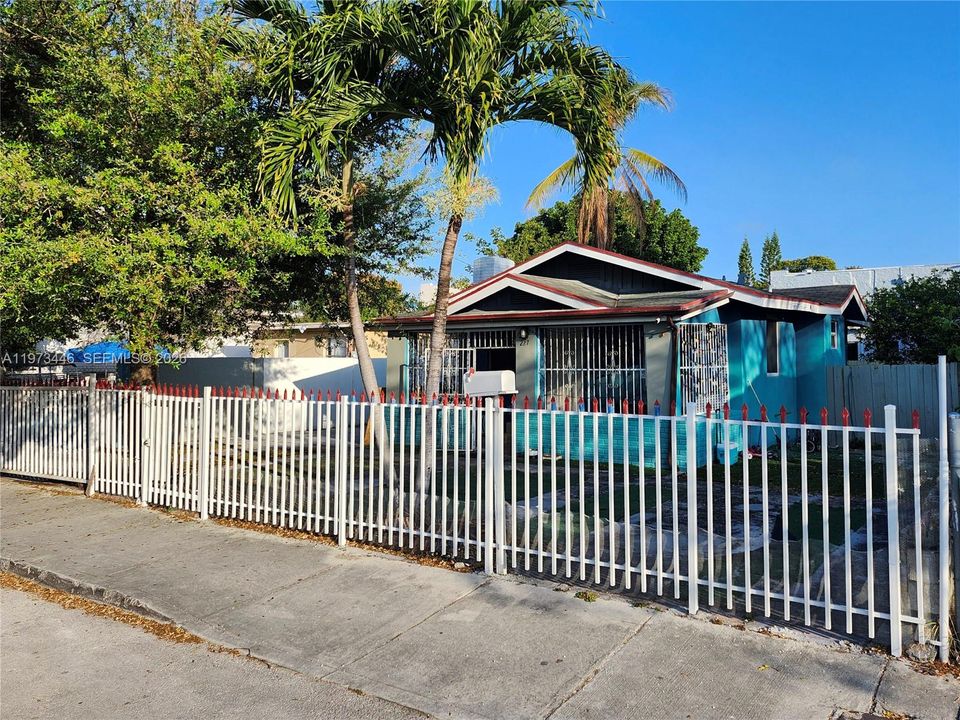 For Sale: $1,095,000 (2 beds, 1 baths, 672 Square Feet)
