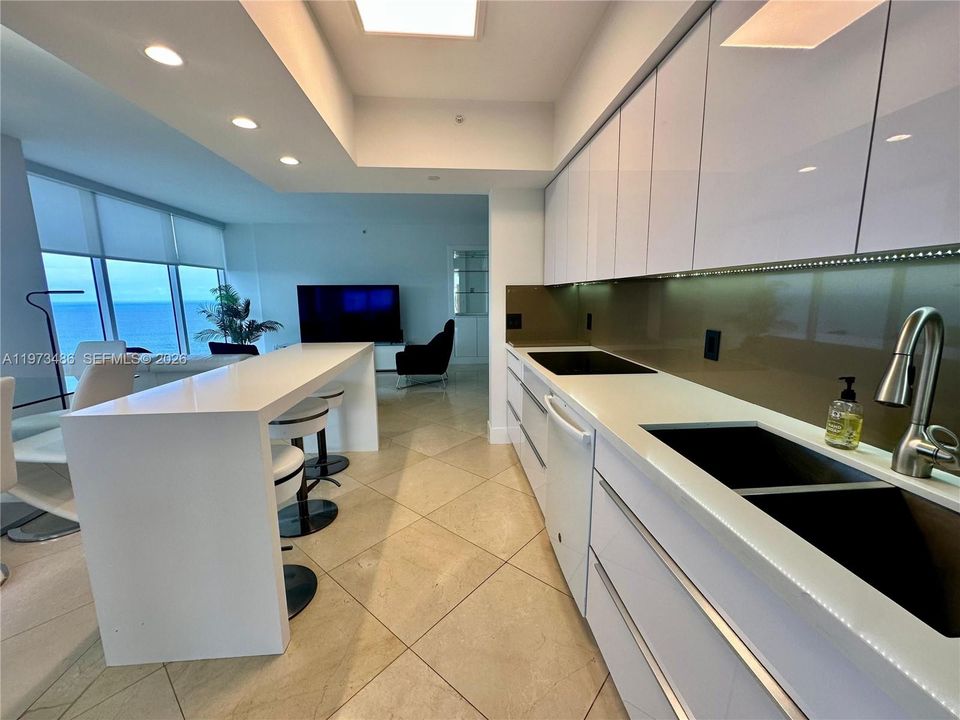 For Sale: $1,850,000 (2 beds, 2 baths, 1380 Square Feet)