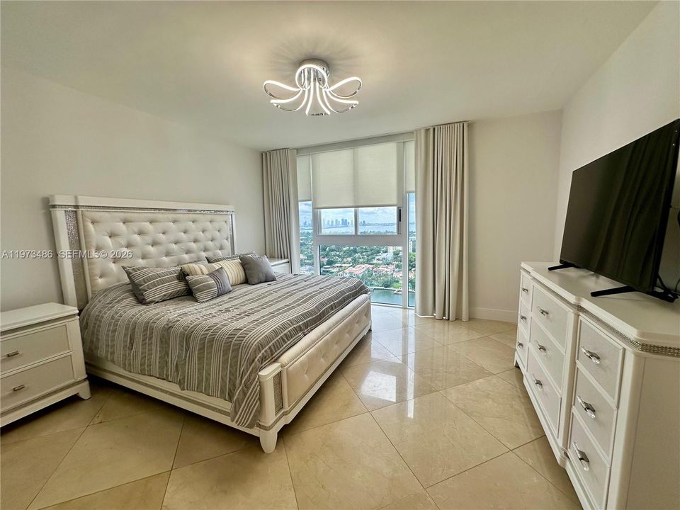 For Sale: $1,850,000 (2 beds, 2 baths, 1380 Square Feet)