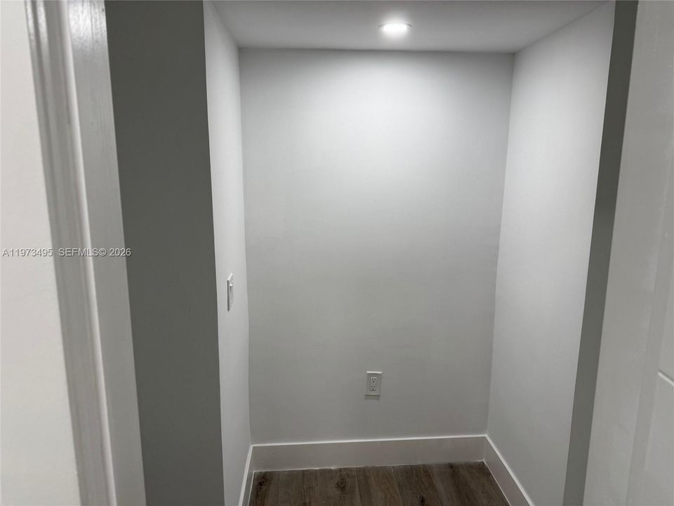 For Sale: $285,000 (1 beds, 1 baths, 585 Square Feet)