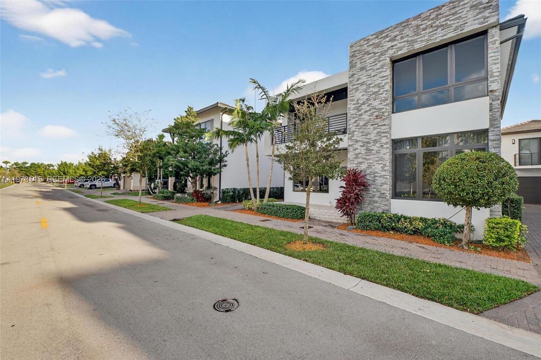 Под контрактом: $1,949,900 (4 спален, 4 ванн, 3995 Квадратных фут)