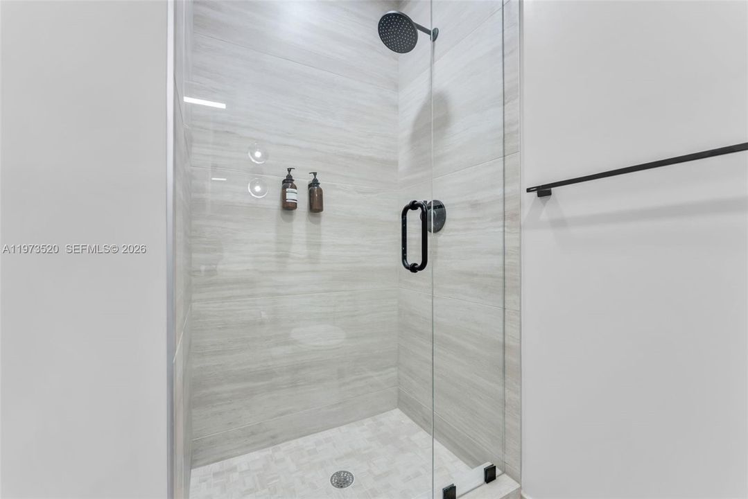 For Sale: $2,580,000 (3 beds, 2 baths, 1117 Square Feet)