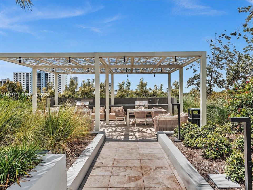 For Sale: $2,580,000 (3 beds, 2 baths, 1117 Square Feet)