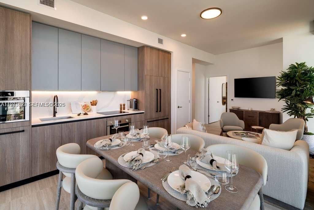 For Sale: $2,580,000 (3 beds, 2 baths, 1117 Square Feet)