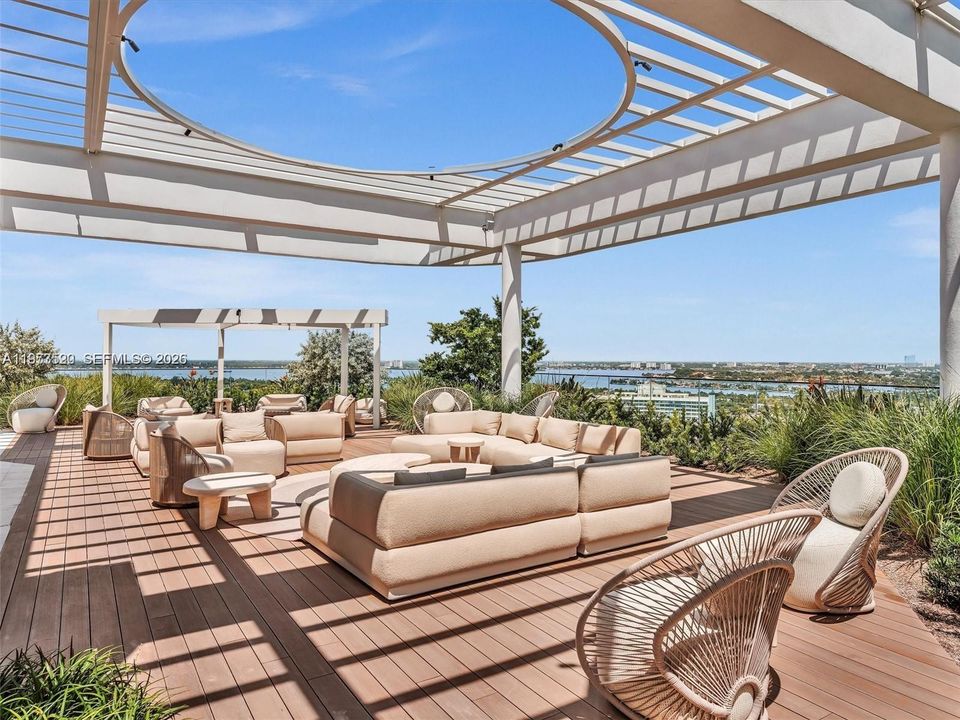 For Sale: $2,580,000 (3 beds, 2 baths, 1117 Square Feet)