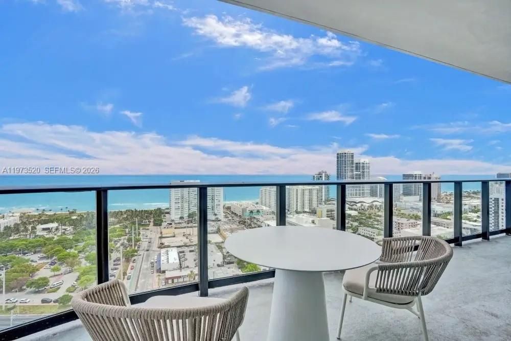 For Sale: $2,580,000 (3 beds, 2 baths, 1117 Square Feet)