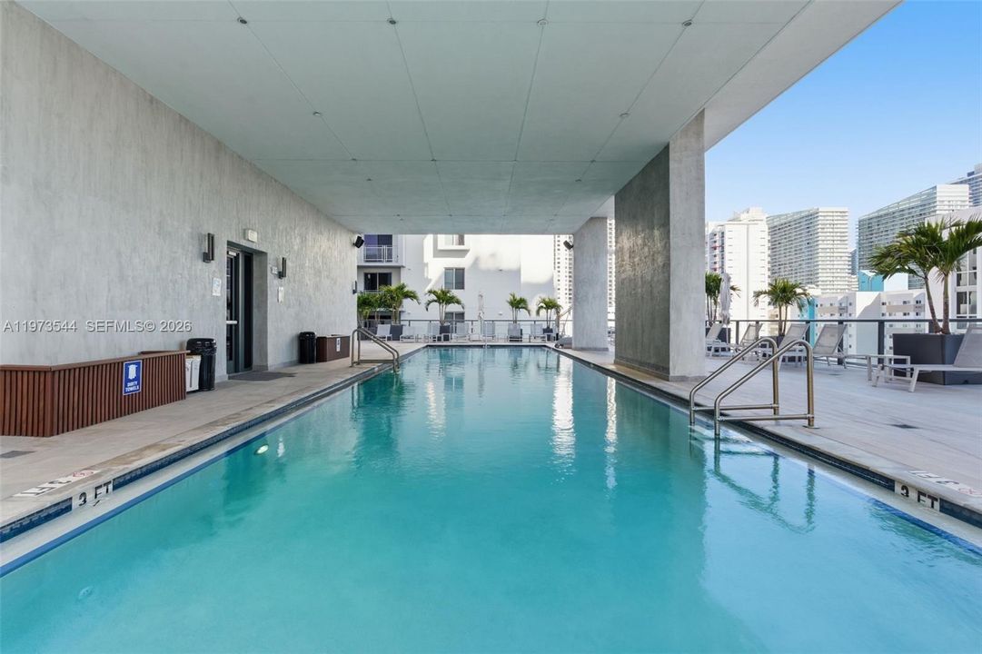 For Sale: $495,000 (1 beds, 1 baths, 418 Square Feet)