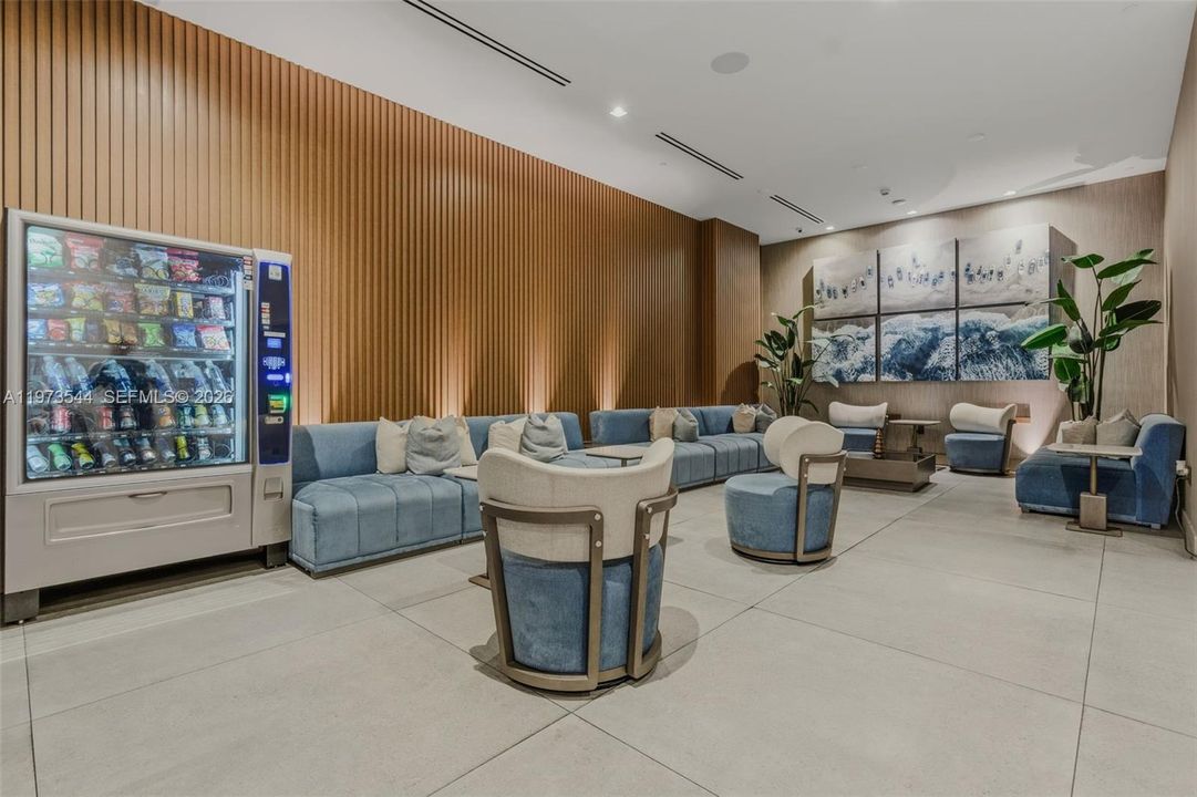 For Sale: $495,000 (1 beds, 1 baths, 418 Square Feet)