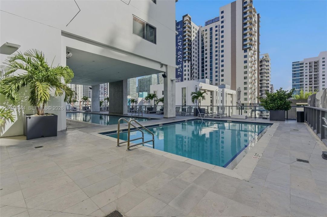 For Sale: $495,000 (1 beds, 1 baths, 418 Square Feet)