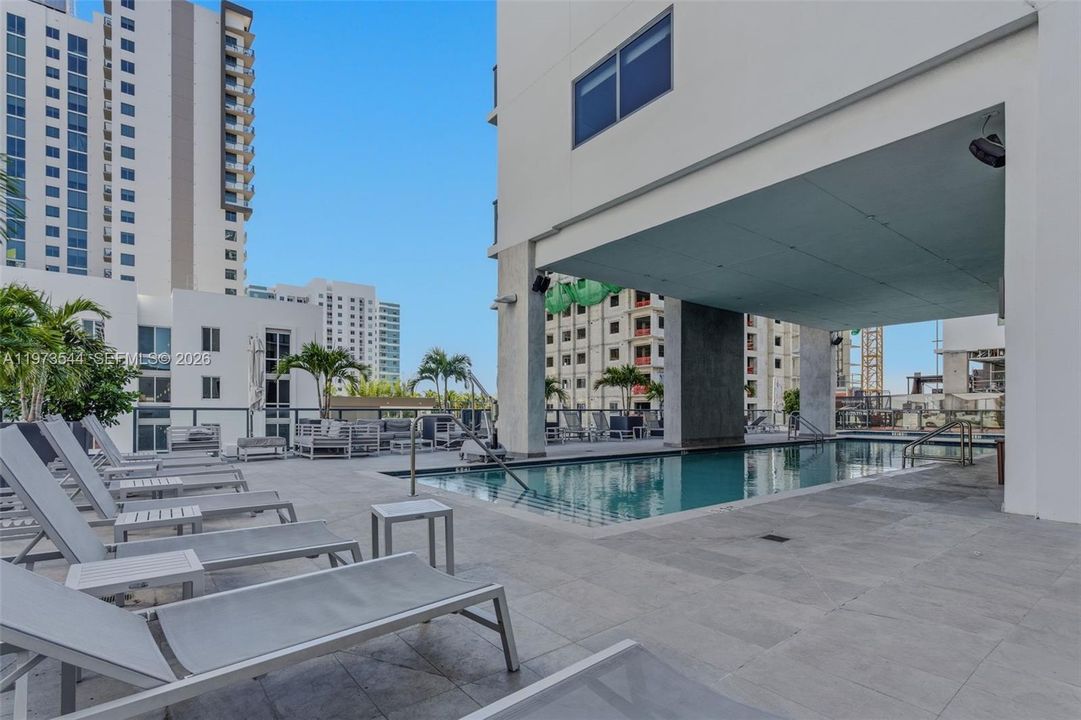 For Sale: $495,000 (1 beds, 1 baths, 418 Square Feet)