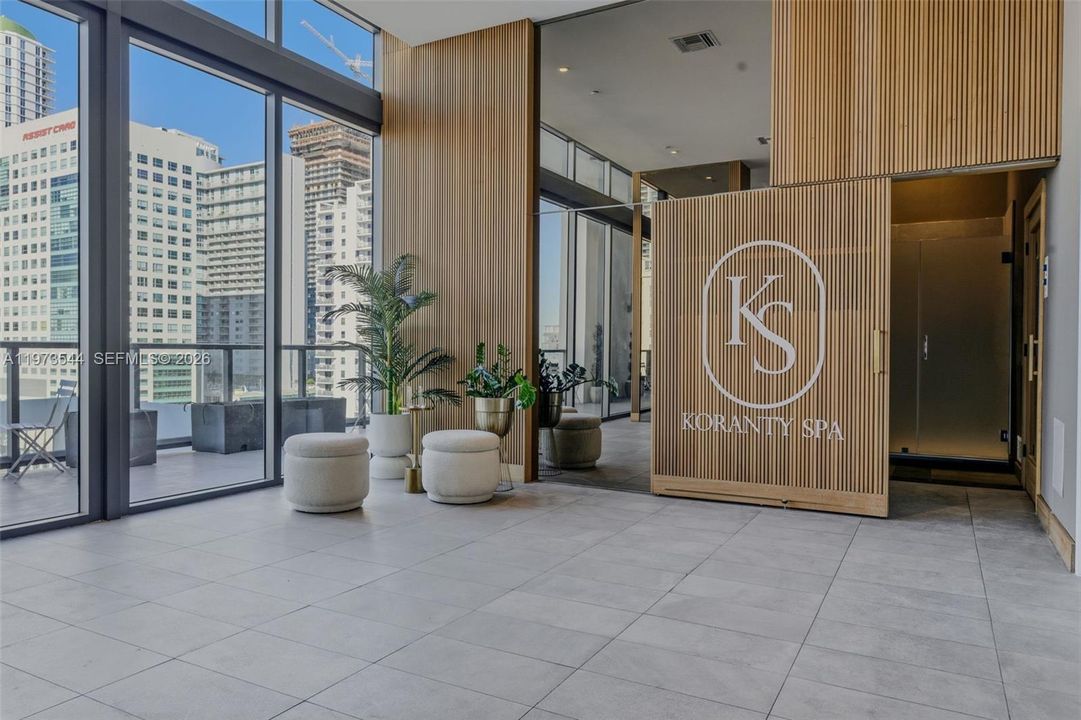 For Sale: $495,000 (1 beds, 1 baths, 418 Square Feet)