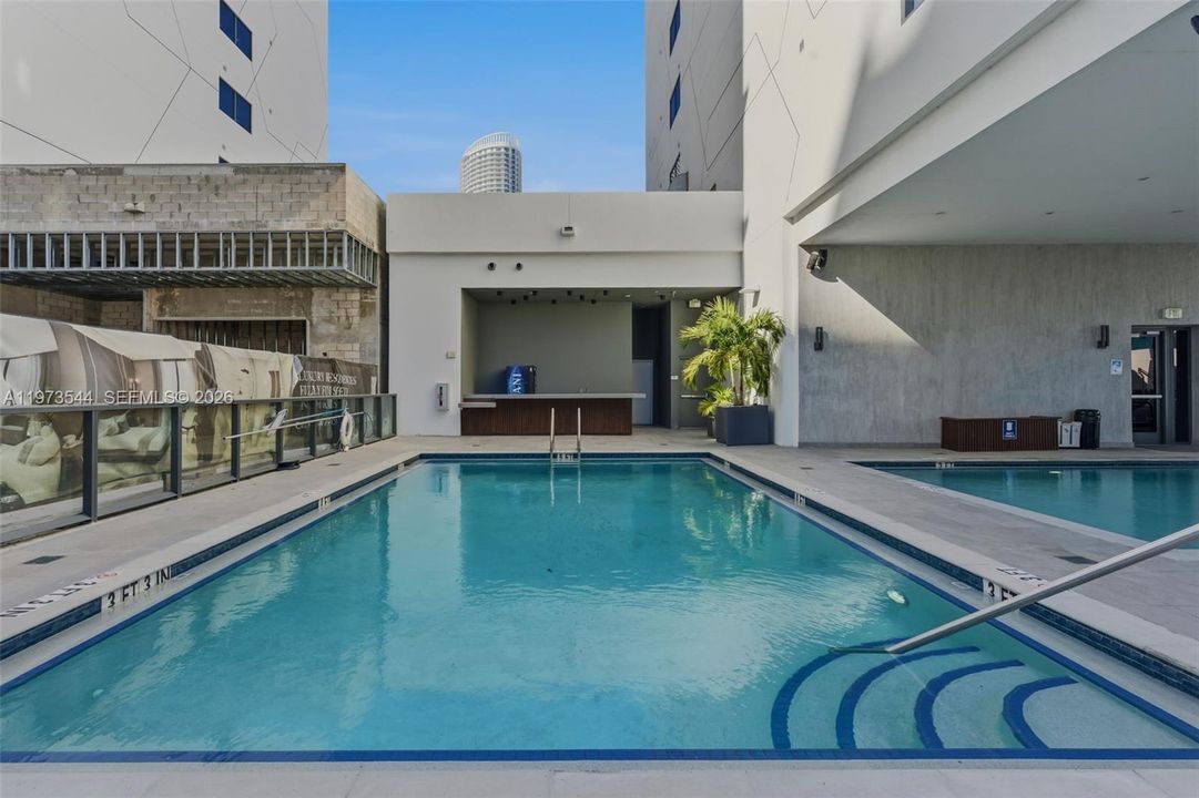 For Sale: $495,000 (1 beds, 1 baths, 418 Square Feet)