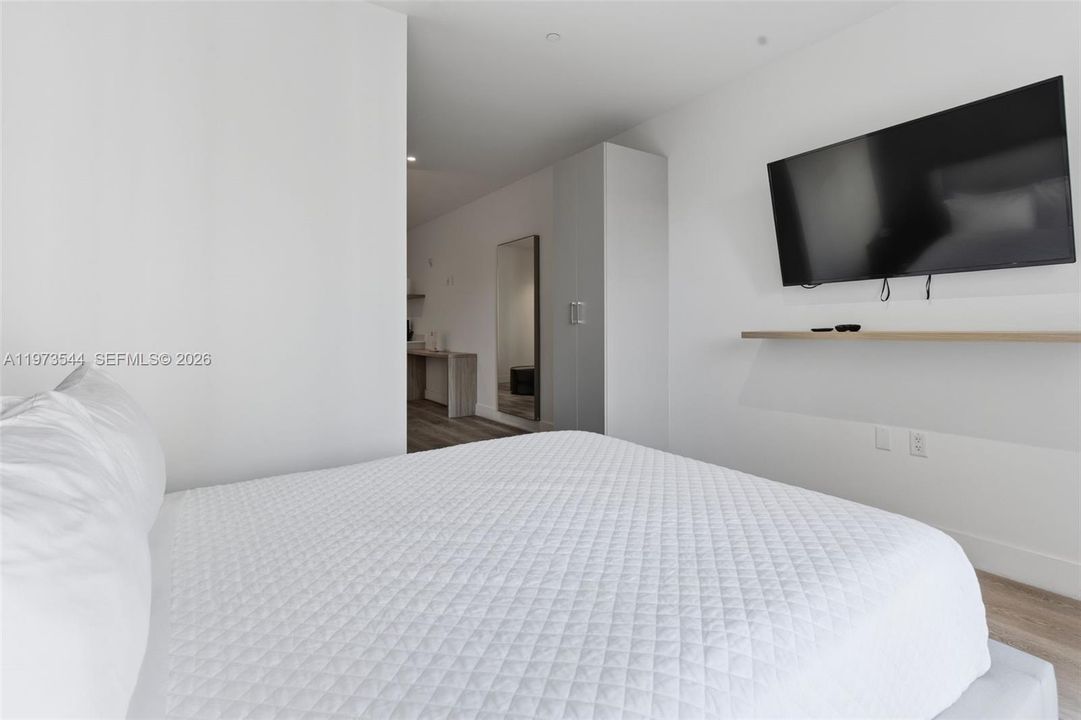 For Sale: $495,000 (1 beds, 1 baths, 418 Square Feet)