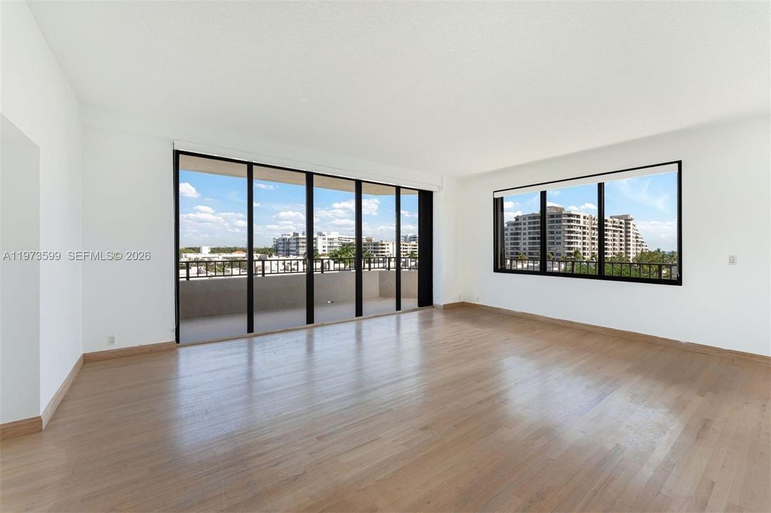 Под контрактом: $1,235,000 (2 спален, 2 ванн, 1506 Квадратных фут)