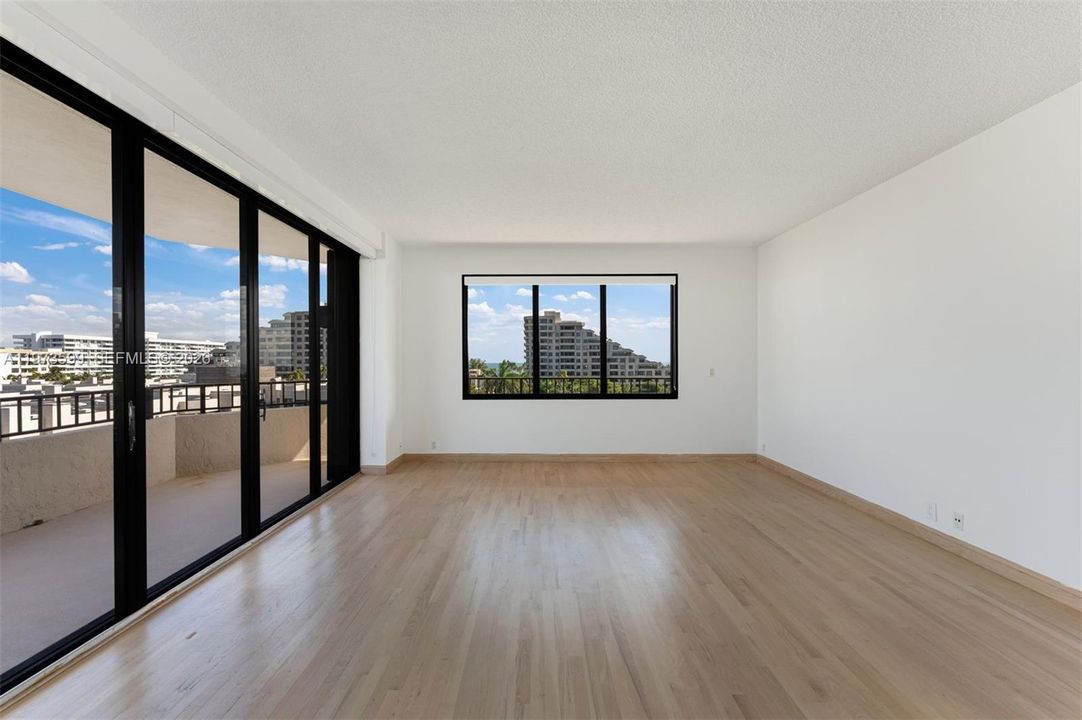 Под контрактом: $1,235,000 (2 спален, 2 ванн, 1506 Квадратных фут)