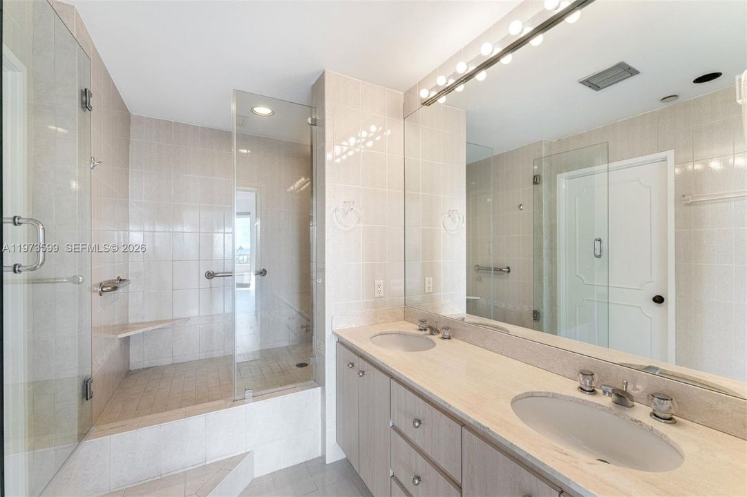 Под контрактом: $1,235,000 (2 спален, 2 ванн, 1506 Квадратных фут)