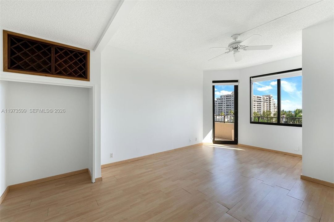 Под контрактом: $1,235,000 (2 спален, 2 ванн, 1506 Квадратных фут)