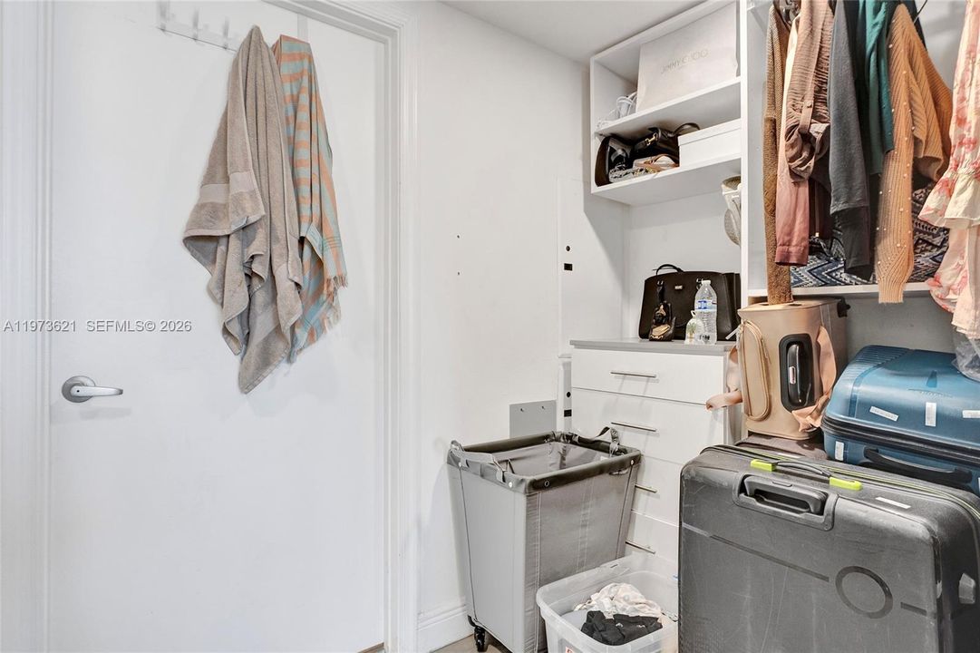 For Sale: $355,000 (1 beds, 1 baths, 821 Square Feet)